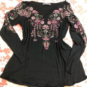 Long sleeved super cute floral detail 💐🌸